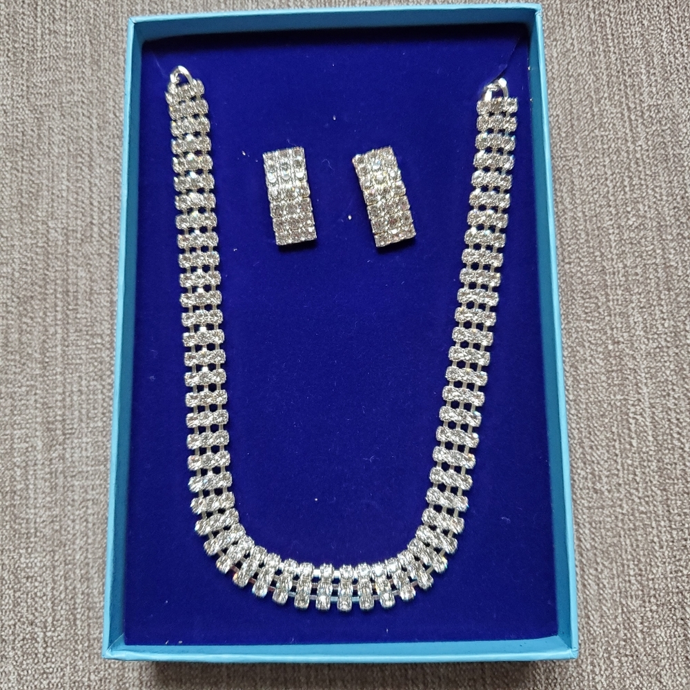 Necklace set with earrings